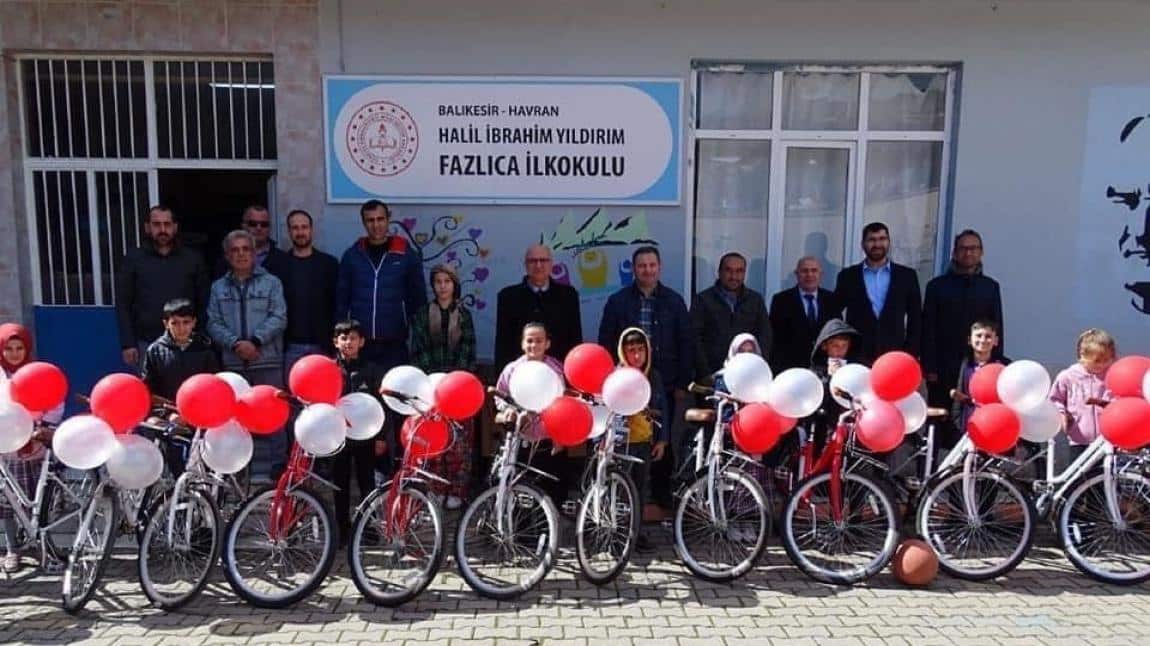 Okul kütüphanemize üye olan 13 öğrenciye bisiklet hediye edildi.
